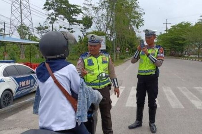 Ilustrasi: Tilang manual sudah berlangsung sepekan di Pekanbaru, pengendara yang tidak menggunakan helm mendominasi pelanggar yang ditindak.
