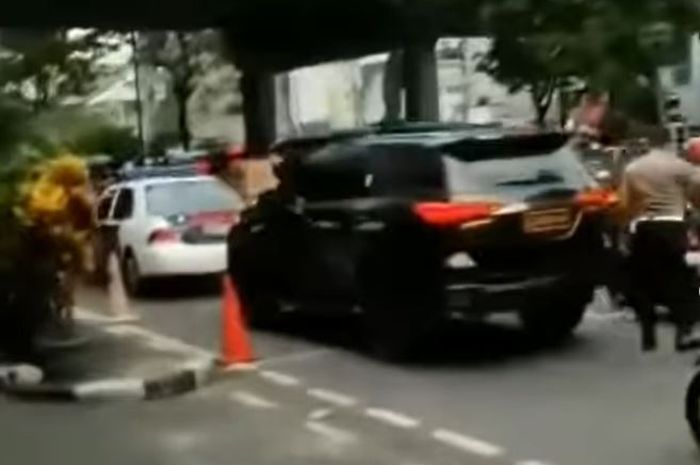 Toyota Fortuner berpelat dinas Polri 3213-15 dicegat Polisi betulan, sopir betubuh gemuk diciduk 