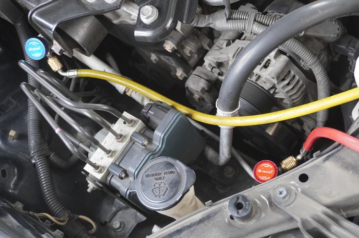 Pengisian ulang (re-flushing) freon saat servis AC mobil