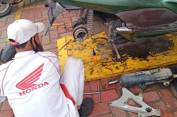 Ilustrasi Mekanik Bengkel Honda Sedang Memperbaiki CVT Honda PCX