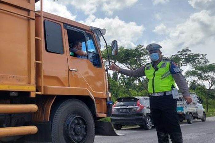 Ilustrasi:Polisi melakukan sosialisasi penertiban truk ODOL, kalau masih nekat melintas bisa kena denda yang bikin nangis.