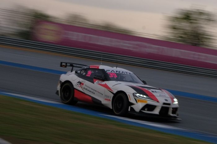 Toyota Gazoo Racing Indonesia mencetak sejarah jadi tim pertama dari Tanah Air di GT World Challenge Asia 2023, langsung raih kemenangan tapi ada tapinya.