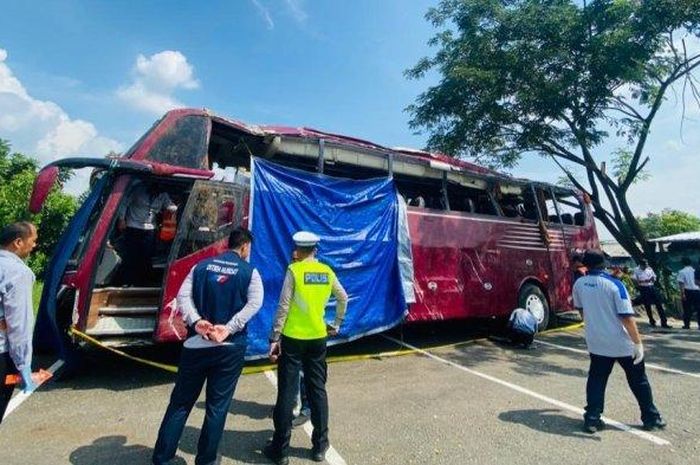 Pemeriksaan bangkai bus PO Duta Wisata yang terjun ke sungai di Guci Tegal oleh Polisi, KNKT dan APM Hino