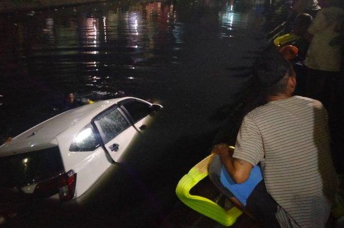 Toyota Calya kecemplung kanal pasar Cidu, Makassar karena sopir panik papasan sama mobil lain