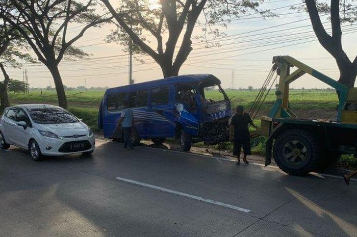 Isuzu Elf dikail sling baja truk derek usai tabrak truk dari arah sebaliknya di jalur Pantura Demak-Semarang, Karanganyar, Demak, Jawa Tengah