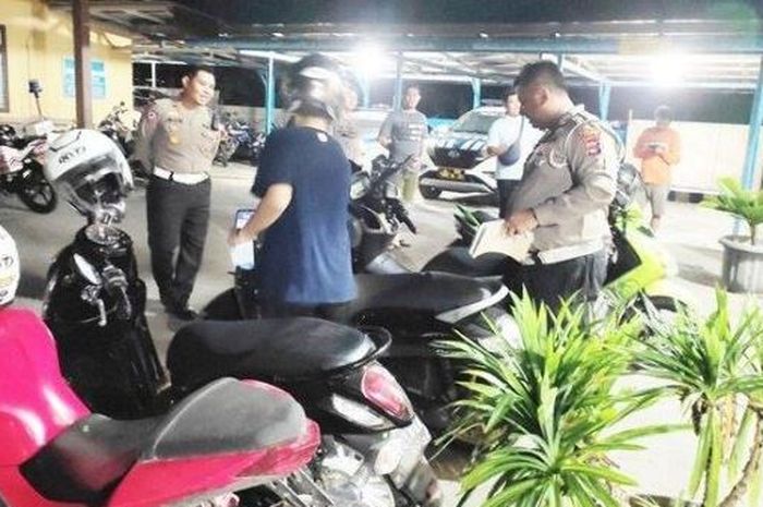 Jajaran Satlantas Polres Tapin, Kalimantan Selatan, mengamankan pelaku balap liar yang sembunyi di persawahan, Minggu (15/5/2023) sore.