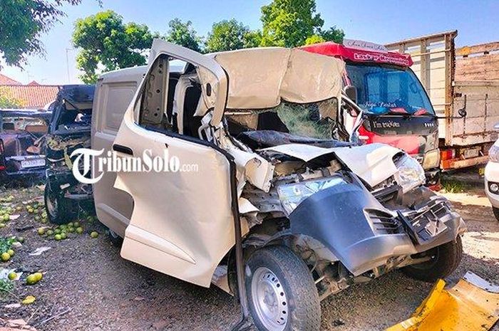 Kondisi Daihatsu Gran Max Blind Van yang alami kecelakaan di tol Solo-Ngawi, desa Singopadu, Sidoharjo, Sragen