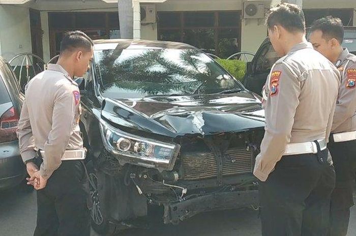 Satlantas Polres Madiun amankan Toyota Kijang Innova Reborn Diesel Matik yang tabrak lari pemotor Honda Vario 125 di desa Slambur, Geger, Madiun