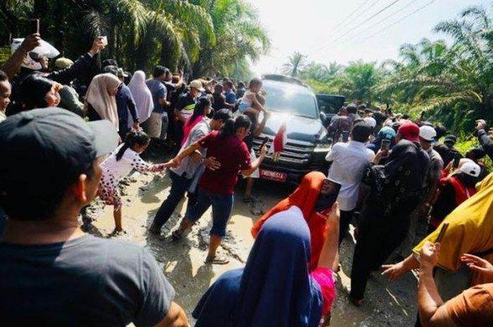 Jokowi meninjau jalan rusak 