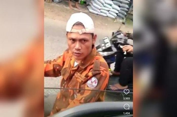 Pria berseragam ormas palak sopir di Bogor. Ngaku wilayahnya