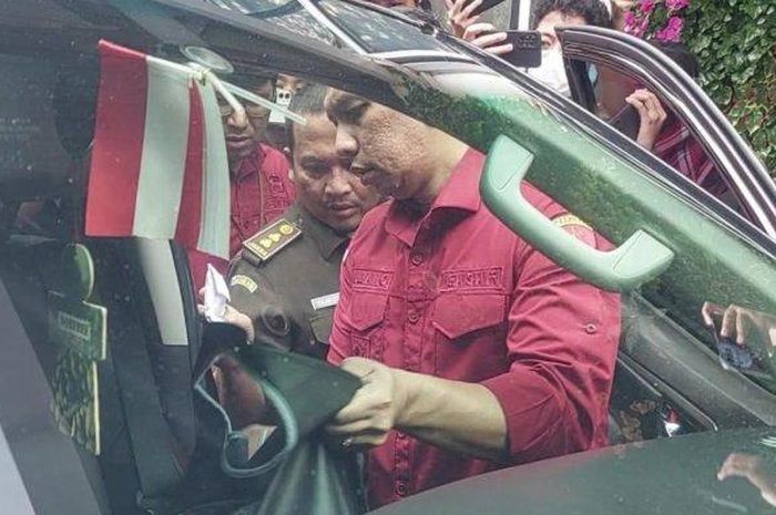Tim penyidik kejaksaan agung geledah kabin mobil Menteri Johny G Plate terkait kasus korupsi BTS