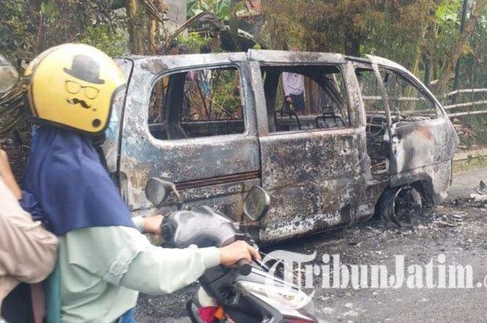 Kondisi Daihatsu Espass usai terbakar habis di jalan raya desa Punjul, Karangrejo, Tulungagung, Jawa Timur