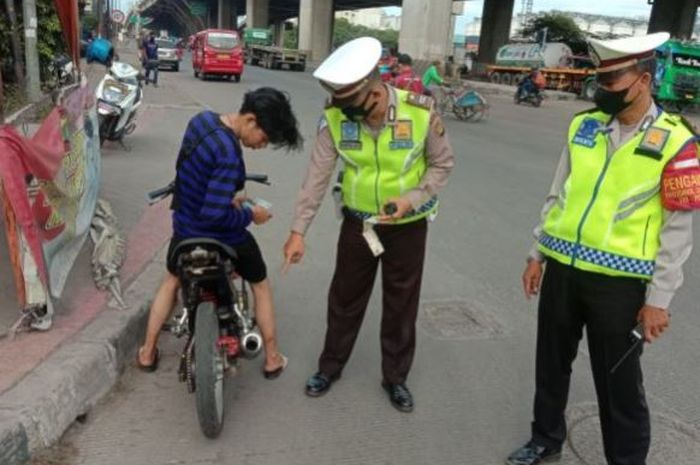 Ilustrasi: Polisi imbau pengendara jangan takut saat tilang manual mulai kembali diberlakukan, begini penjelasan Dirlantas Polda Metro Jaya Kombes Latif Usman.