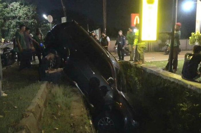 Mitsubishi Pajero Sport Pelat Merah DD 10 G nungging di selokan usai mental ditusuk belakang mobil lain di Jl Tun Abdul Razak, Gowa, Sulawesi Selatan