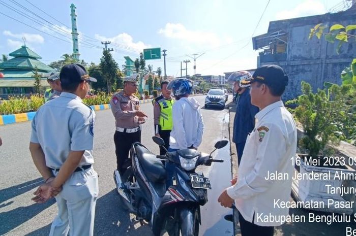 Jajaran Satlantas Polres Bengkulu Setalan melakukan penindakan tilang manual terhadap kendaraan yang mati pajak untuk mendukung program pemutihan pajak kendaraan, Selasa (16/5/2023).