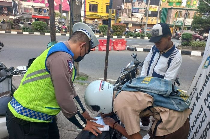 Pelajar saat ditilang Polisi di Jalan Margonda Raya, Depok, Jawa Barat, (17/5/23)