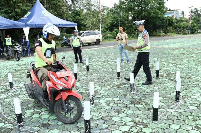 Kegiatan Bimbel SIM dilaksanakan jajaran Satlantas Polres Lingga, Kepulauan Riau, Sabtu (20/5/2023). Layanan ini diberikan untuk membantu masyarakat dalam mengurus Surat Izin Mengemudi (SIM).