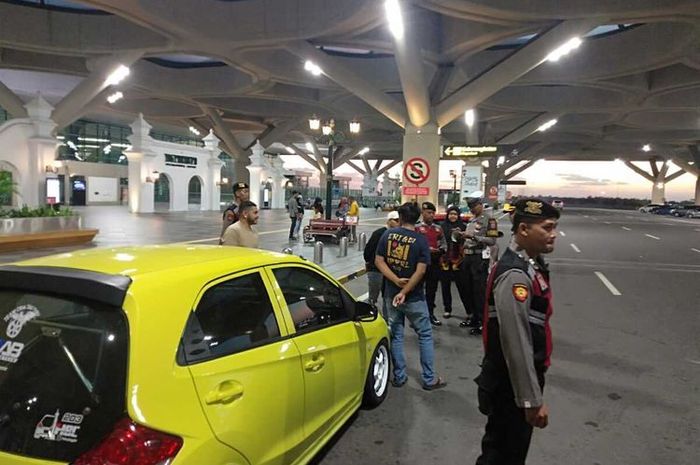 Dua pengemudi Brio ditindak polisi karena ngonten di Bandara YIA sambil blayer pakai knalpot brong