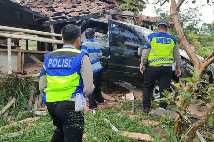 Ford Escape rombongan dinas PUTR Kuningan sundul bangunan sampai berantakan. Berawal oleng di turunan