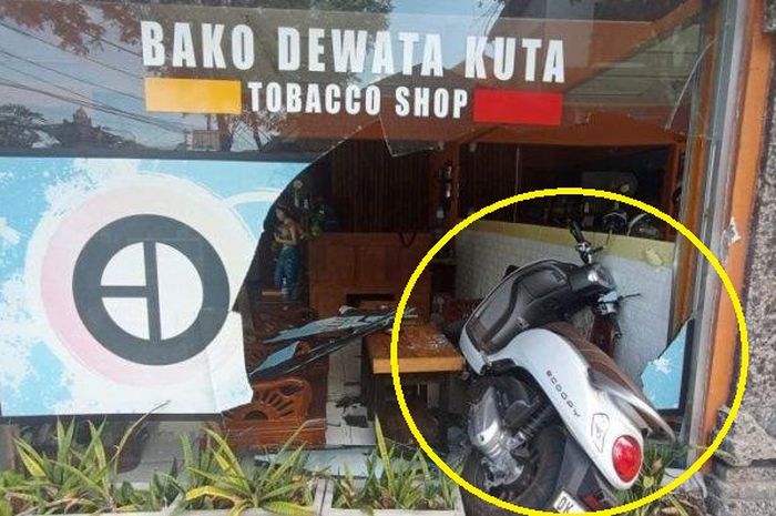 Honda Scoopy yang dibawa bule Australia nangkring di kusen kaca toko tembakau di Kuta, Badung, Bali