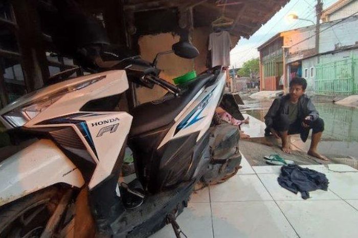 Motor warga digempur air rob di Semarang, rangka sampai patah