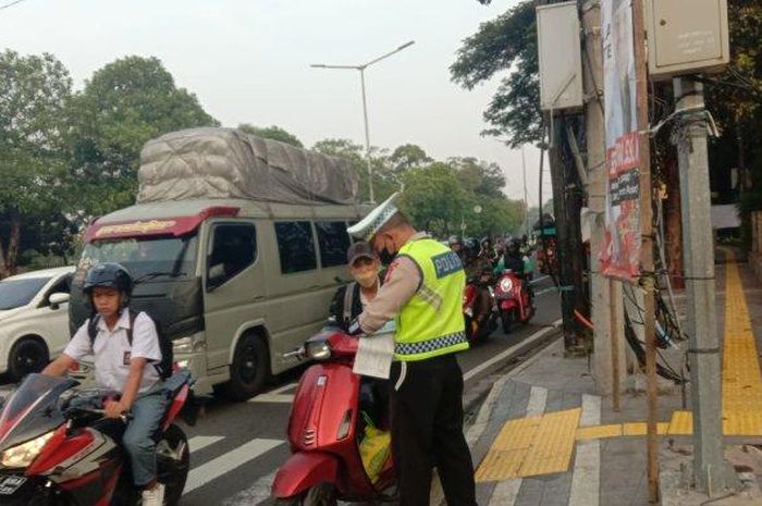 Polisi berikan tilang ke pengendara Vespa Matik Sprint 150 di kawasan Tanah Abang, Jakarta Pusat