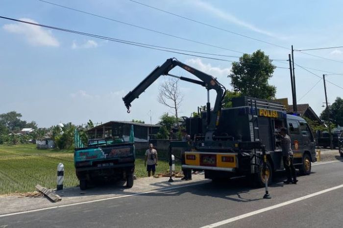 Aksi Transformer, kendaraan khusus milik Polres Karanganyar saat mengevakuasi Mitsubishi L300 yang terperosok ke sawah, Rabu (24/5/2023).