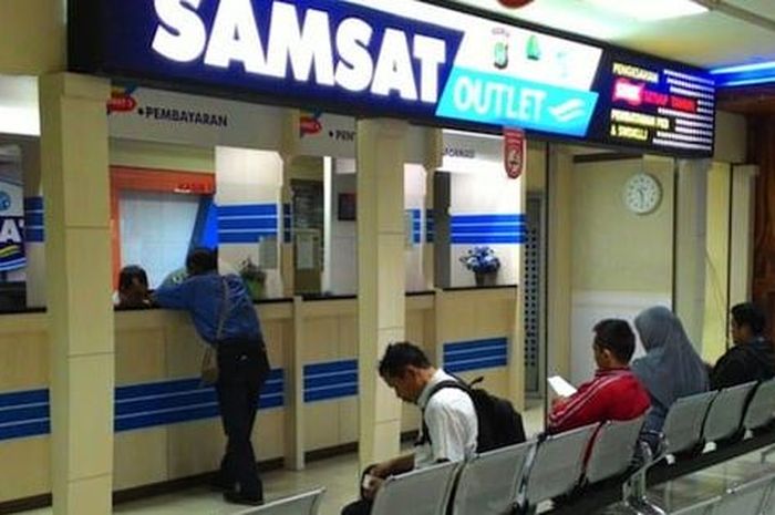 Ilustrasi membayar pajak kendaraan bermotor.