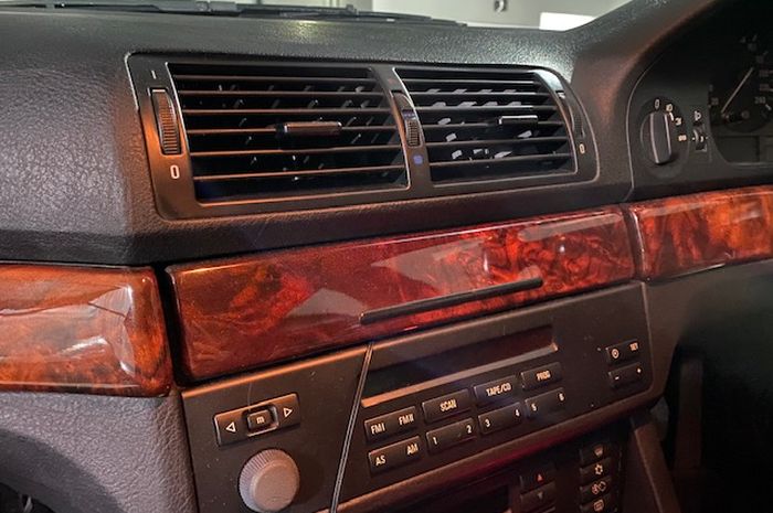 Panel interior mobil seperti panel kayu rentan rusak bila terkena parfum mobil dan hand sanitizer