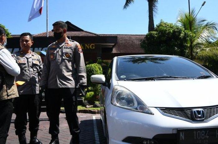 Proses pengembalian Honda Jazz GE8 milik Anang Wahyono oleh Polres Malang usai hilang selama dua minggu