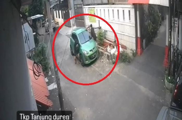 Rekaman CCTV memperlihatkan dua begundal berpakaian serba hitam memetika spion Mazda2 di Jl Rambutan, Tanjung Duren, Grogol Petamburan, Jakarta Barat