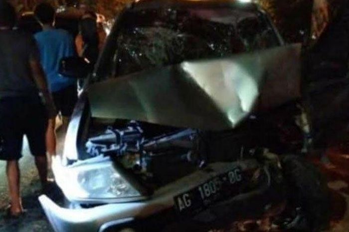Kondisi Isuzu Panther berisi 6 orang usai tabrak bangku semen di tepi jalan raya Karangkates, Sumberpucung, Malang
