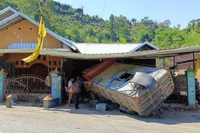 Truk tabrak halaman rumah dan tabrak dua ibu-bu rumah tanggak yang sedang memasak