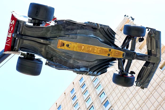 Mobil Lewis Hamilton diangkat dengan crane yang sangat tinggi