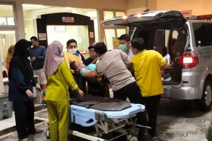 Tangkap layar seorang personel Polsek Bojongsari, Purbalingga, saat membantu mengantar pasien melahirkan dengan menjadi sopir ambulans, Senin (22/5/2023).