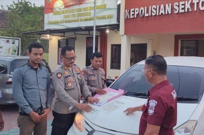 Penyerahan Daihatsu Xenia temuan tanpa pemilik yang ditemukan di SPBU Getas Pejaten, Jati, Kudus, Jawa Tengah