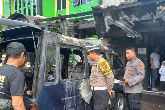 Daihatsu Zebra yang meledak di bengkel Jl RE Martadinata, kota Tasikmalaya, Jawa Barat saat distarter kedua kalinya oleh mekanik
