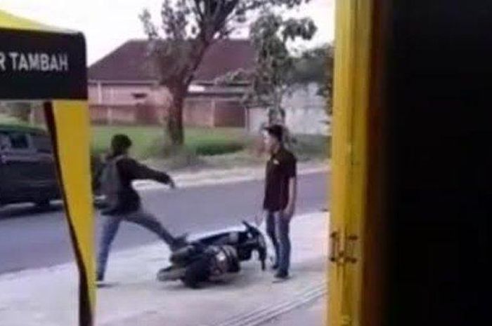 Cuplikan video bocah SMA injak-injak motor matik di depan dealer motor bekas karena minta trail