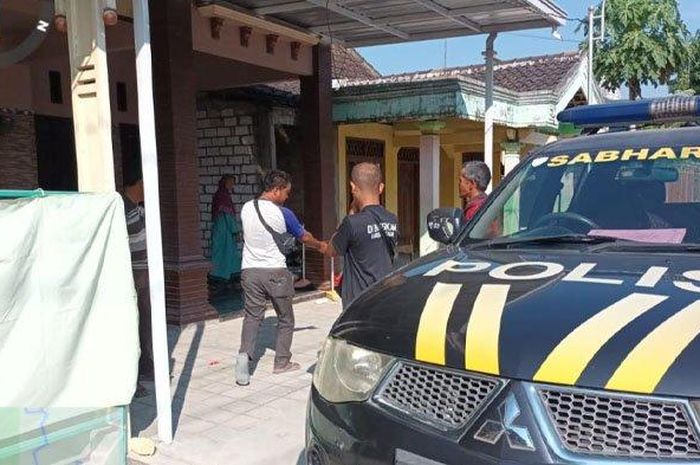 Polisi olah TKP di rumah Abdi Nur Halim (33) yang menjadi lokasi hilangnya Daihatsu Gran Max Pikap