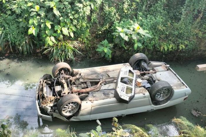 Satu unit Mercedes-Benz terjun ke sungai di Kota Batu, Jawa Timur, karena sopir lupa tarik rem tangan pada Minggu (28/5/2023). Dua penumpangnya mengalami luka-luka.