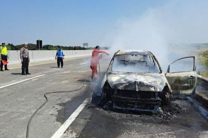 Kondisi Mitsubishi Grandis milik pasutri asal Gresik, Jawa Timur, yang hangus terbakar di ruas Tol Surabaya-Mojokerto, Rabu (31/5/2023).