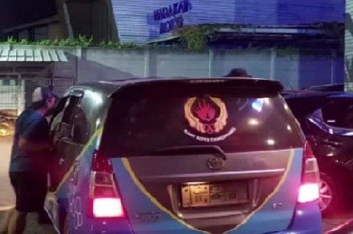 Tiga pengurus KONI kota Tangerang tepergok bawa Toyota Kijang Innova Dinas ke lokasi dugem sambil pangku wanita