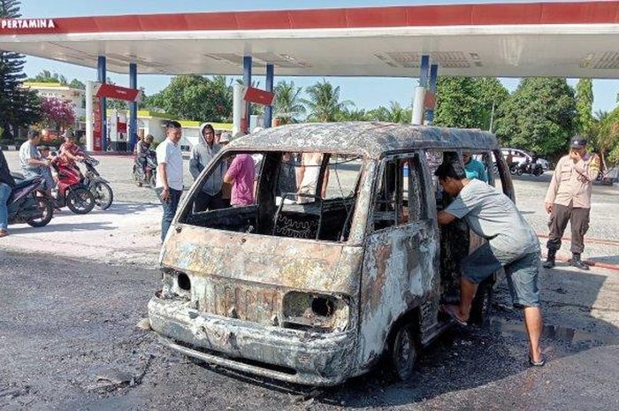 Angkot Kalianda-Bakauheni terbakar lepas isi bensin di SPBU Sukabaru, Penengahan, Lampung Selatan
