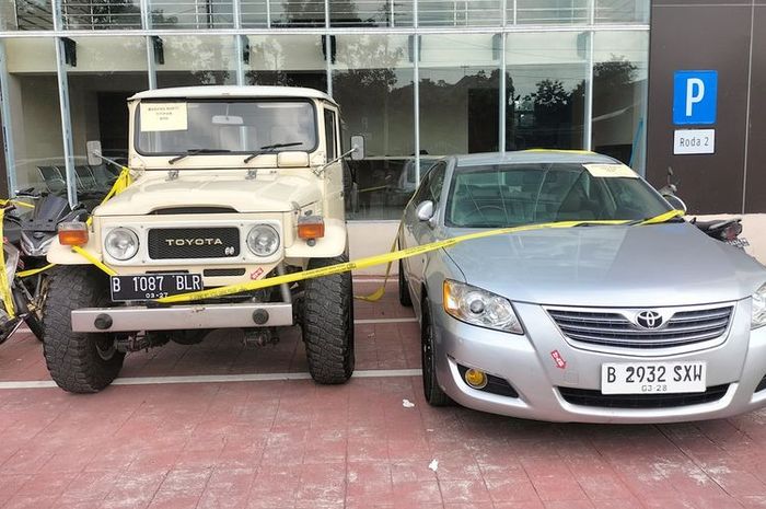 Toyota Land Cruiser FJ40 (hardtop) dan Camry XV40 sitaan KPK yang dititipkan di Polresta Solo