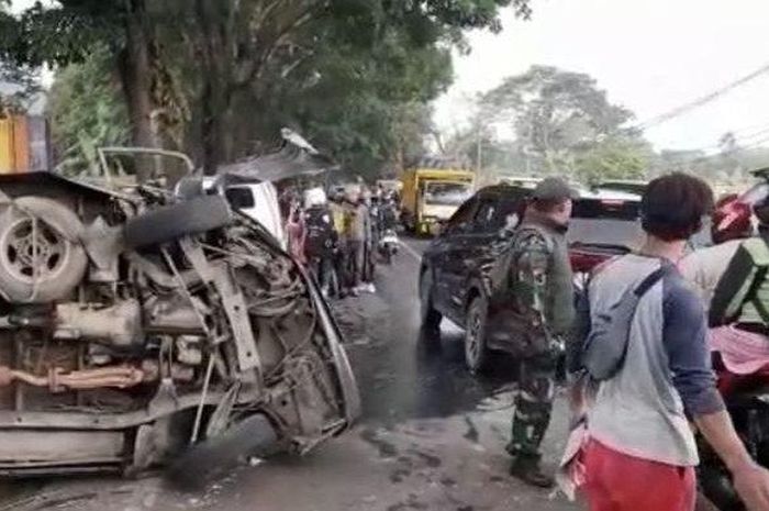 Suzuki Carry terguling usai ditabrak Mitsubishi Colt T120SS di kampung Cibereum, Cugenang, Cianjur, Jawa Barat