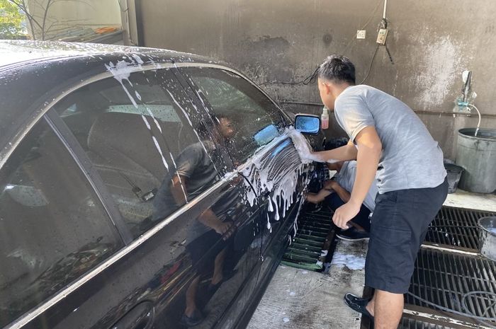 Bersihkan bodi mobil dari bagian atas dahulu kemudian lanjut ke bodi bawah.