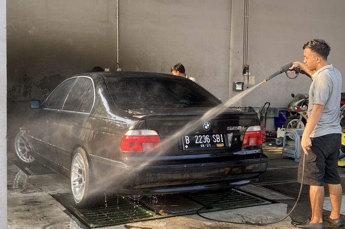 Ilustrasi. Cuci mobil jangan sembarangan karena bisa bikin cat mobil baret.