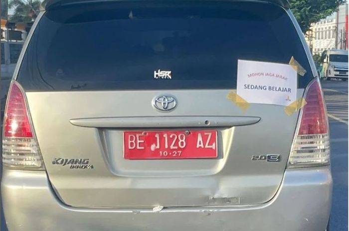 Toyota Kijang Innova pelat merah BE 1128 AZ milik Pemkot Bandar Lampung dipakai belajar mengemudi