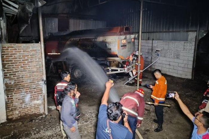 Truk tangki Pertamina terbakar usai meledak di cucian mobil wilayah Sumberejo, Kemiling, Bandar Lampung, Lampung