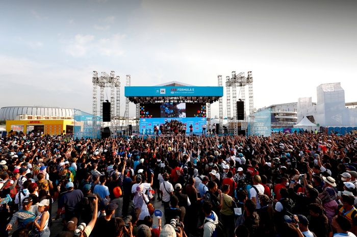 Jangan langsung pulang setelah balapan selesai, ini jadwal hiburan Formula E Jakarta 2023, Alan Walker tampil malam ini.